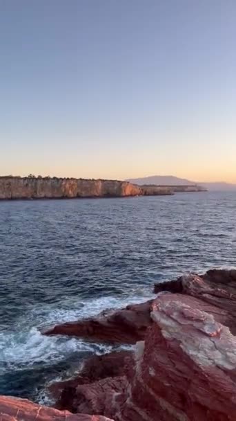 テラシーニでは シチリア島のパレルモの州では 岩の間の日没時の海の景色 — ストック動画