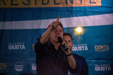 M5 'lerin başkanı ve eski başbakan Giuseppe Conte, 17 Eylül 2022' de Verdi Meydanı 'nda Palermo' da düzenlenen mitingde.