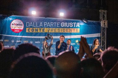 M5 'lerin başkanı ve eski başbakan Giuseppe Conte, 17 Eylül 2022' de Verdi Meydanı 'nda Palermo' da düzenlenen mitingde.