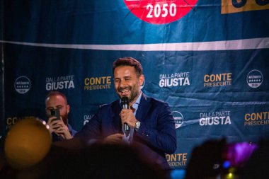 Sicilya Bölgesi adayı Nuccio Di Paola 17 Eylül 2022 tarihinde Palermo Meydanı 'nda düzenlenen mitingde