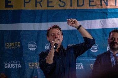 M5 'lerin başkanı ve eski başbakan Giuseppe Conte, 17 Eylül 2022' de Verdi Meydanı 'nda Palermo' da düzenlenen mitingde.