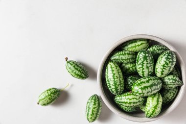 Cucamelon, Melothria scabra ya da beyaz arka planda yeni toplanmış fare kavunu. Kopyalama alanı olan üst görünüm