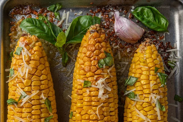 Pannocchie Mais Grigliate Cotte Teglia Con Parmigiano Basilico Chiudete Vista — Foto Stock