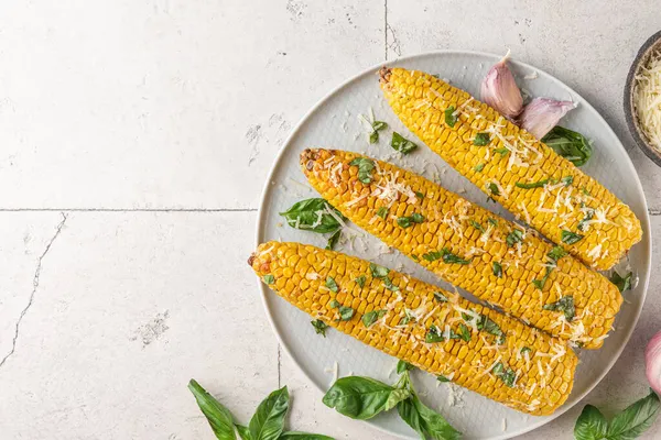 Granoturco Grigliato Sulla Pannocchia Con Burro Parmigiano Basilico Piatto Fondo — Foto Stock