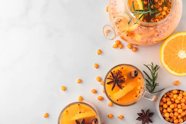 오렌지 유리잔에 로즈마리 위에서 비타민 — 스톡 사진