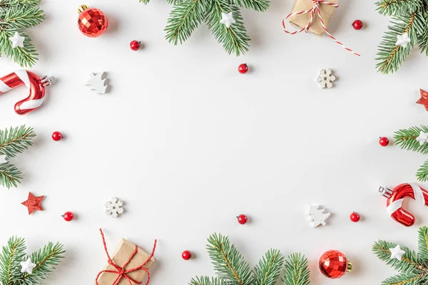 Cadre Noël Sapin Coffrets Cadeaux Décorations Sur Fond Blanc Pose — Photo