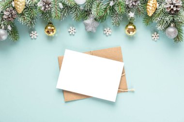 Noel tebrik kartı, köknar ağacı, mavi arka planda altın ve gümüş süslemeler. Düz yatıyordu. Model yap. Üst Manzara. Bayram davetiyesi.