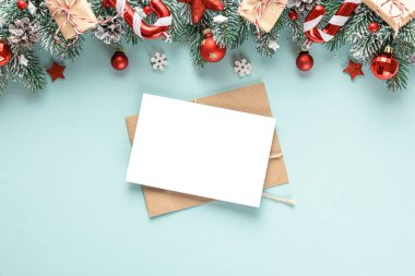 Noel tebrik kartı, köknar ağacı, tatil süslemeleri, mavi arka planda hediye kutuları. Düz yatıyordu. Model yap. Üst Manzara. Bayram davetiyesi.