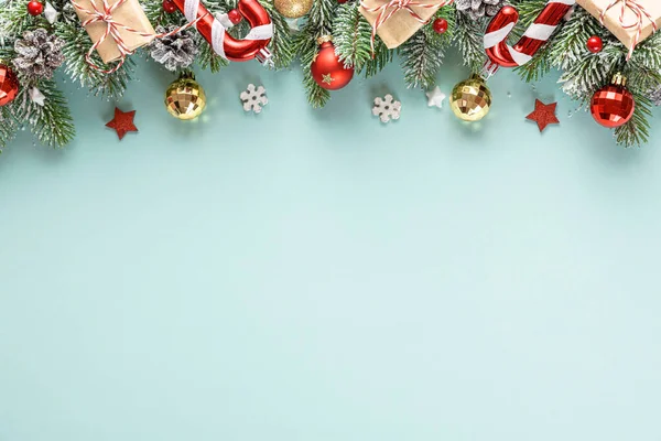 Noel arkaplanı karlı köknar ağacı, tatil süslemeleri, mavi arka planda hediye kutuları. Düz yatıyordu. Kopyalama alanı olan üst görünüm. Neşeli arkaplan