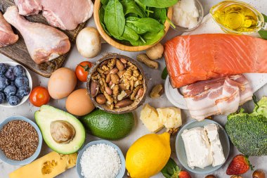 Sağlıklı düşük karbonhidratlı ve sağlıklı yağlı ürünler. Keto diyeti. Et, balık, sebze, fındık, yumurta ve peynir. Üst Manzara. sağlıklı yiyecekler