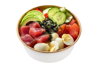 Paket paketinde avokado bulunan ton balığı salatası ya da beyaz arka planda izole edilmiş yiyecek teslimatı. Sağlıklı yemek.