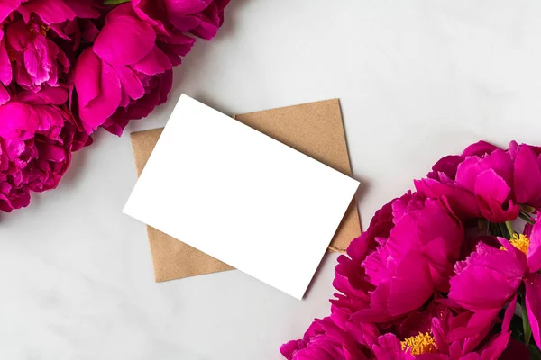 Tarjeta Felicitación Blanco Con Flores Peonía Rosa Sobre Fondo Blanco — Foto de Stock