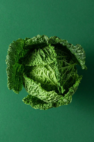 Biologische Savooikool Groene Achtergrond Gezond Veganistisch Voedsel Bovenaanzicht — Stockfoto