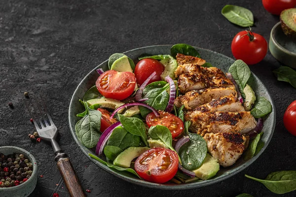 Filete Pechuga Pollo Parrilla Ensalada Espinacas Con Aguacate Tomates Semillas —  Fotos de Stock