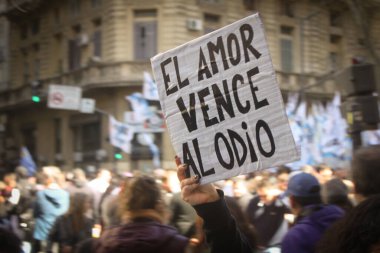 Poster aşkı, İspanyolca gösterilerinde nefreti yener.