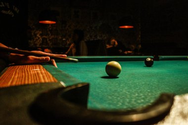 Bar gecesi bilardo