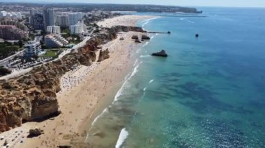 Güneşli bir yaz gününde Portimao sahilinde insansız hava aracı vuruldu.