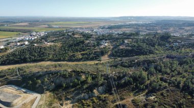 İnsansız hava aracı Portekiz kırsalında ağaçlar ve yollarla vuruldu