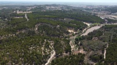 İnsansız hava aracı Portekiz kırsalında ağaçlar ve yollarla vuruldu