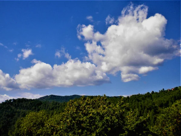 Paisaje Montañas Con Árboles Verdes Bajo Cielo Azul Con Nubes — Foto de Stock