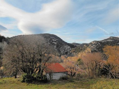 Saint-Montan, bir ortaçağ Ardeche köyü, Fransa 'da bir köy, sonbaharda çeşitli yeşillik ve dağların olduğu bir yer..