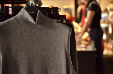 Butik mağazasında elbise askısı var.