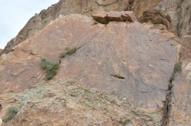 Ölü denizin kayalık uçurumları