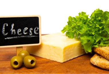 ahşap kesme tahtası üzerinde kaşar peyniri.