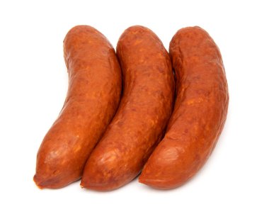 Izgara için tütsülenmiş domuz sosisi, beyaz arka planda izole edilmiş..