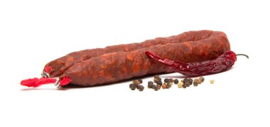 beyaz zemin üzerine İspanyol chorizo sosis.