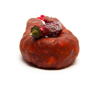 beyaz zemin üzerine İspanyol chorizo sosis.