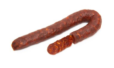beyaz zemin üzerine İspanyol chorizo sosis.