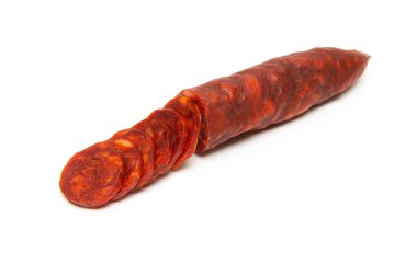 beyaz zemin üzerine İspanyol chorizo sosis.