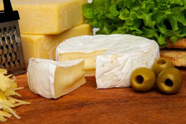 Camembert Queijo Placa Corte Madeira — Fotografia de Stock