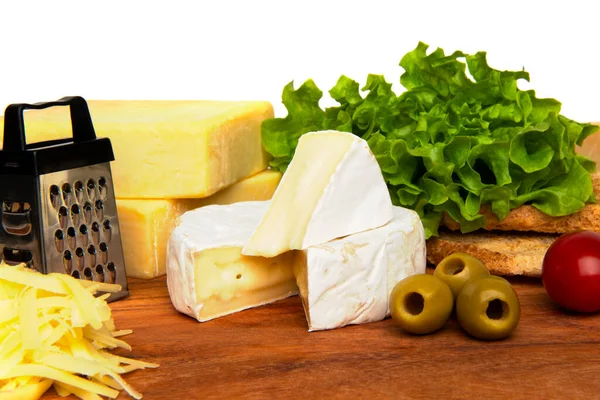 Camembert Queijo Placa Corte Madeira — Fotografia de Stock