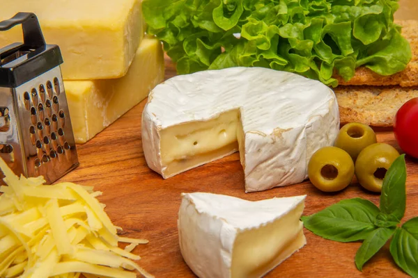 Camembert Queijo Placa Corte Madeira — Fotografia de Stock