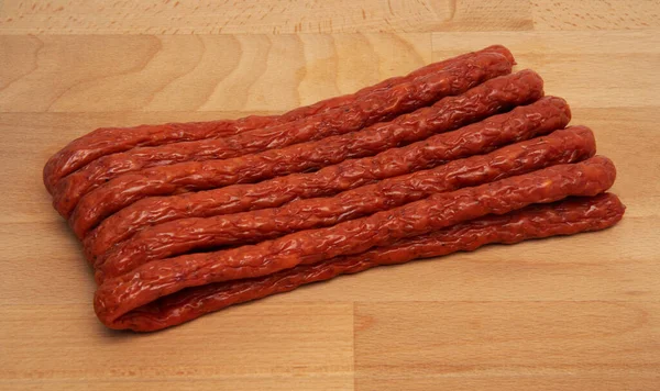 Λεπτό Καπνιστό Χοιρινό Μοσχαρίσιο Κρέας Πολωνικά Λουκάνικα Kabanos Απομονωμένα Ξύλινη — Φωτογραφία Αρχείου