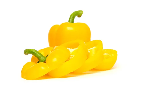 Ganze Und Scheiben Geschnittene Gelbe Paprika Oder Paprika Isoliert Auf — Stockfoto