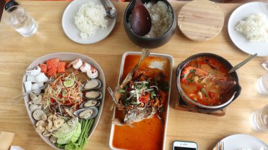 Masada lezzetli yemekler var.