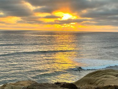 Denizin üzerinde güzel bir gün batımı