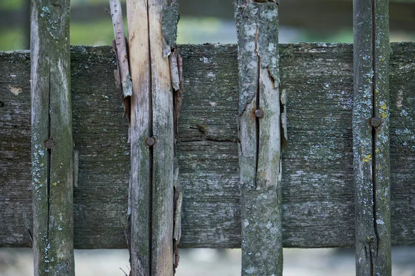 錆びた金属の古い木製の柵 — ストック写真