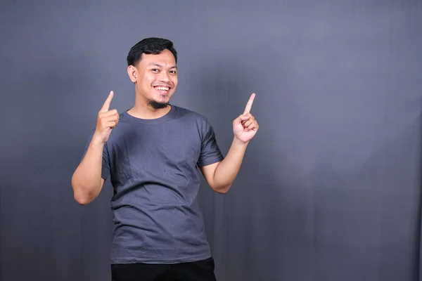 Jovem Atraente Sorrindo Asiático Homem Tshirt Posando Isolado Fundo Cinza — Fotografia de Stock