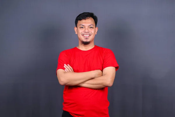 Porträtt Attraktiv Asiatisk Man Röd Shirt Stående Med Korsade Armar — Stockfoto