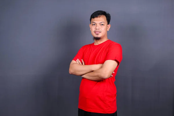 Retrato Atractivo Hombre Asiático Camiseta Roja Pie Con Brazos Cruzados — Foto de Stock