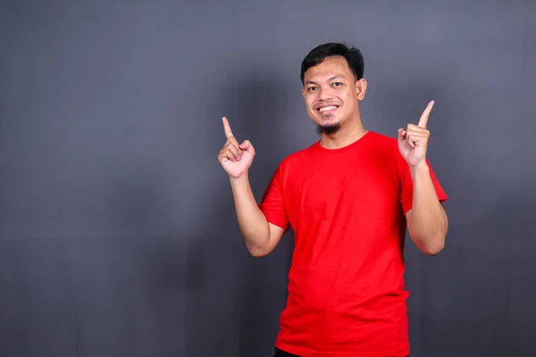 Potret Seorang Pria Asia Yang Bersemangat Berdiri Dengan Mengangkat Tangan — Stok Foto