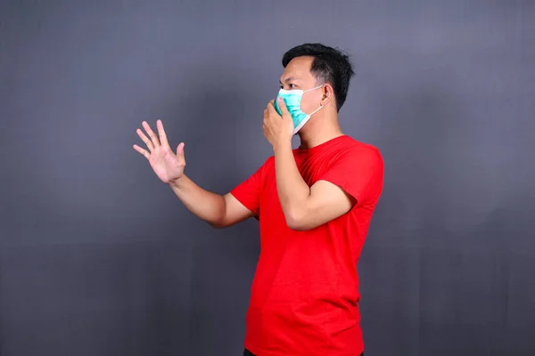 Zijaanzicht Aziatische Man Met Een Medisch Masker Tonen Stop Hand — Stockfoto