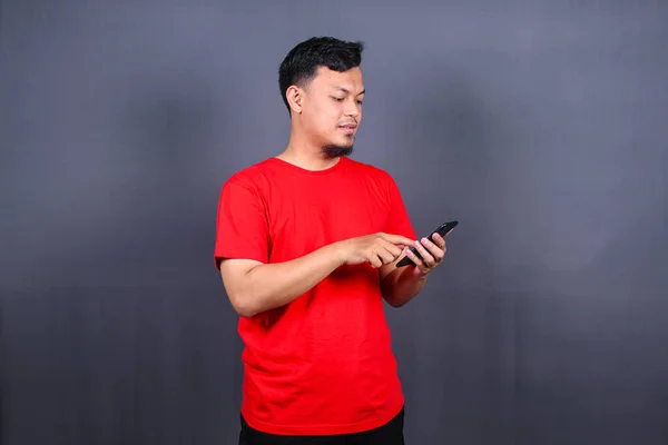Retrato Jovem Asiático Alegre Vestindo Camiseta Vermelha Isolado Sobre Fundo — Fotografia de Stock