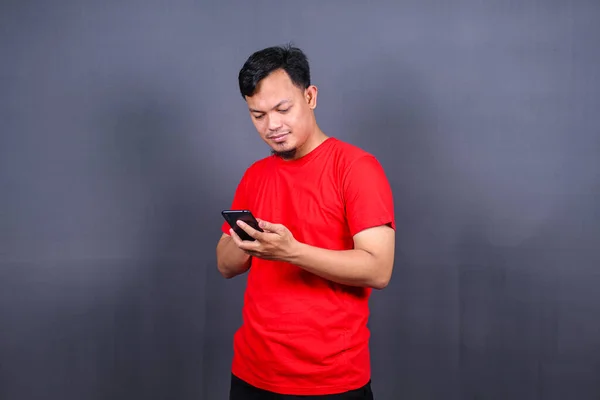 Retrato Jovem Asiático Alegre Vestindo Camiseta Vermelha Isolado Sobre Fundo — Fotografia de Stock
