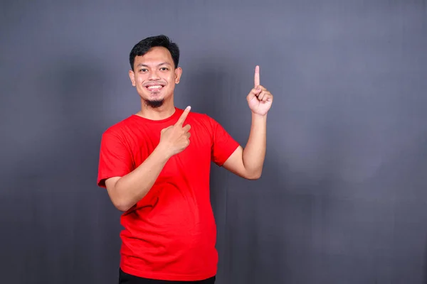 Pemuda Asia Dengan Kaos Merah Menunjuk Dengan Jarinya Terisolasi Pada — Stok Foto