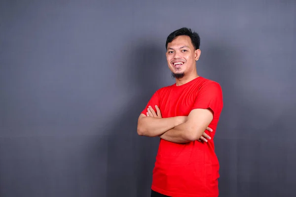 Ritratto Attraente Uomo Asiatico Shirt Rossa Con Braccia Incrociate Isolate — Foto Stock